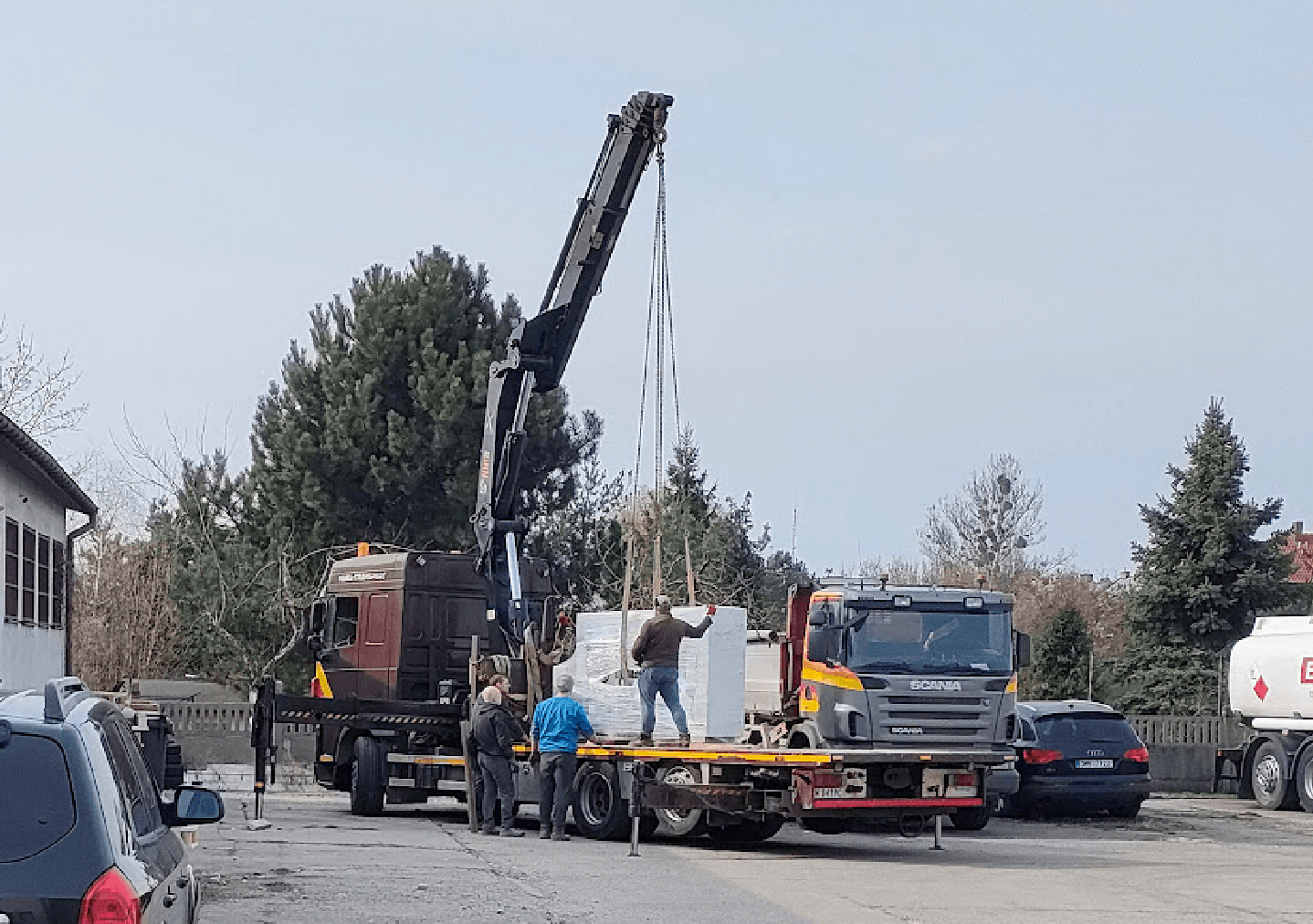 HDS załadunek maszyny przemysłowej na naczepę